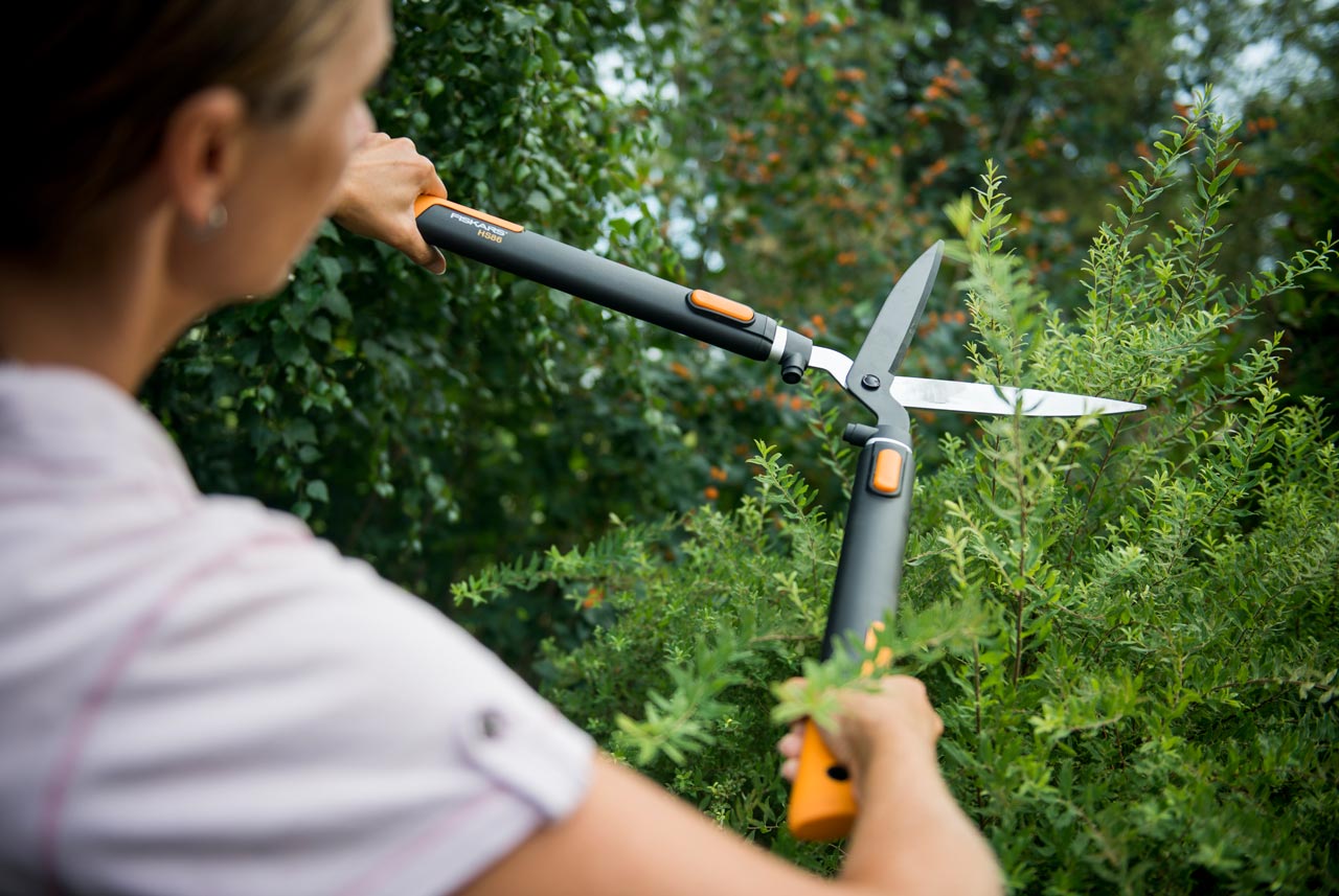 Увеличенная фотография Ножницы Fiskars для живой изгороди телескопические